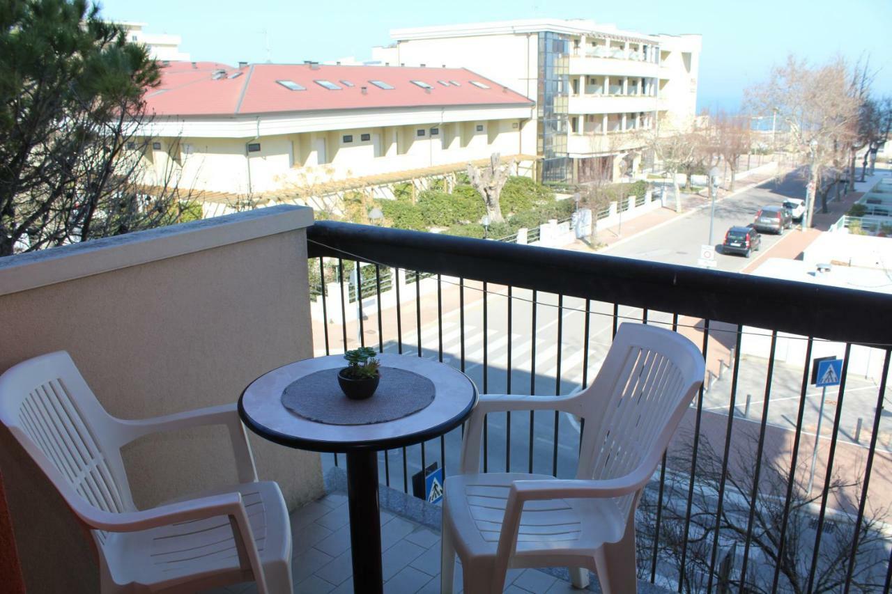 Hotel Caesar Misano Adriatico Εξωτερικό φωτογραφία